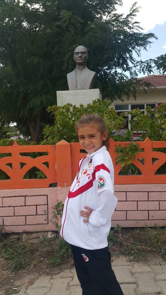 Terlikle koşan minik kıza ayakkabı hediye edildi