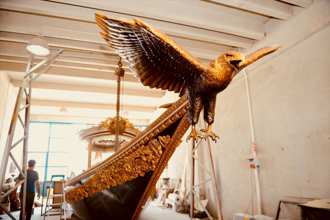 Üzerine işlediği tarihi motiflerle Frig kayıkları üretiyor