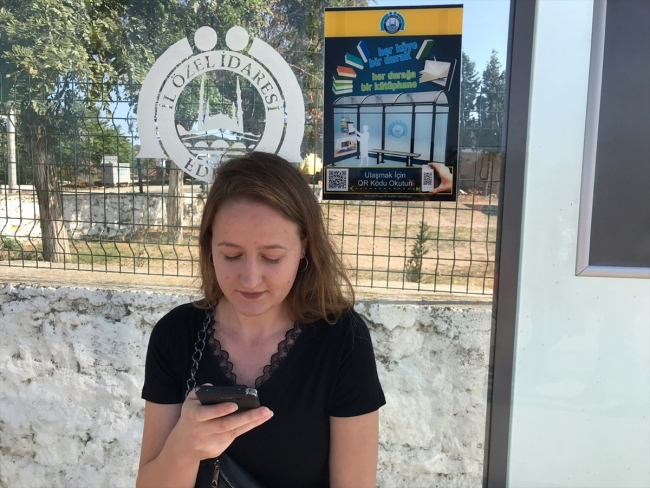 Edirne'de otobüs beklerken kitap okutan durak
