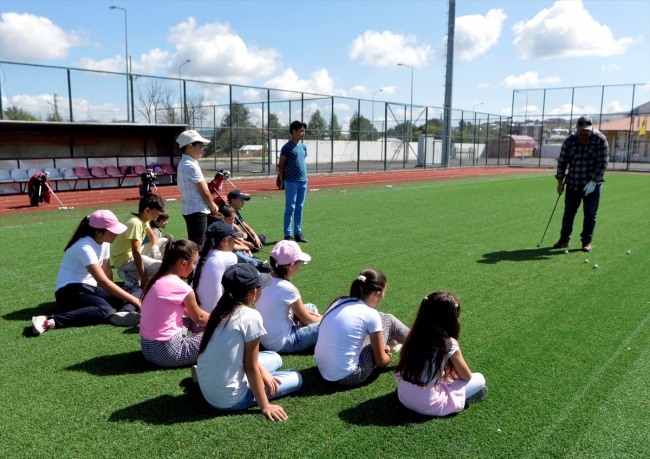 Gençlere kışın kayak, yazın golf öğretiyor