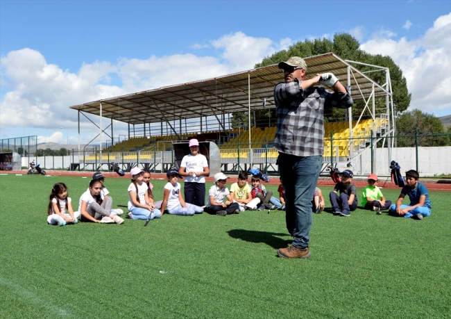 Gençlere kışın kayak, yazın golf öğretiyor