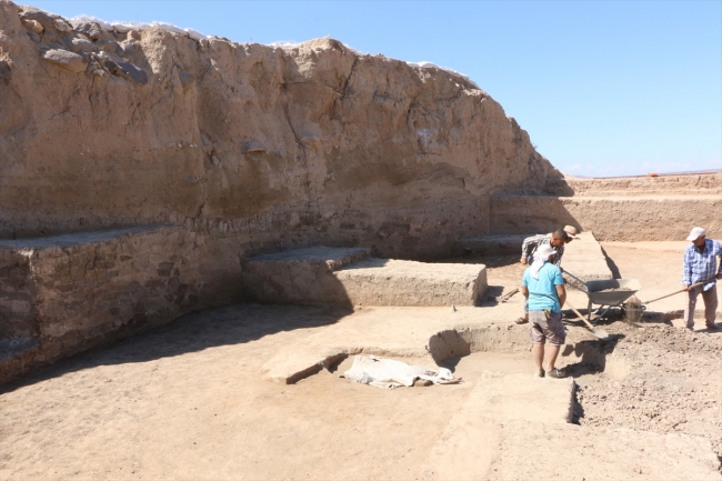 Kilis'te 4 bin yıllık olduğu tahmin edilen saray kalıntısı bulundu