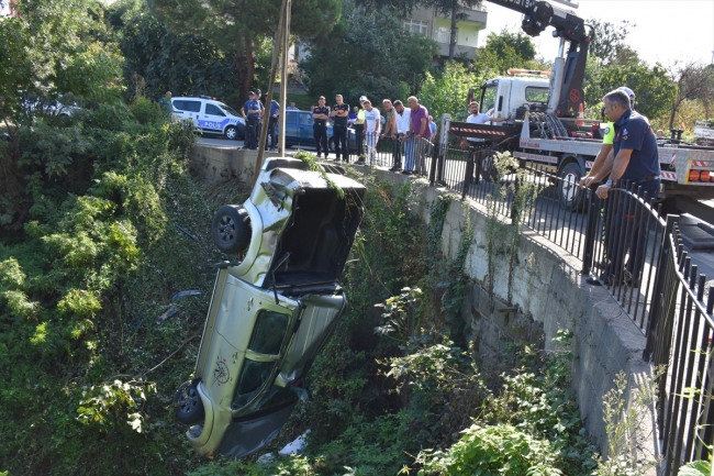 Trabzon'da kontrolden çıkan kamyonet dereye düştü
