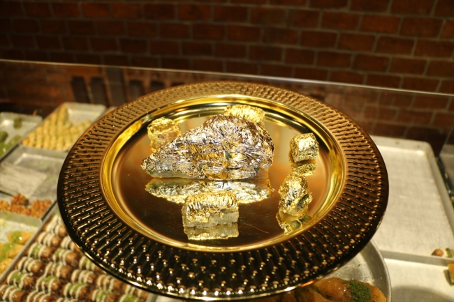 Altın kaplamalı baklavanın dilimi 1000 dolar
