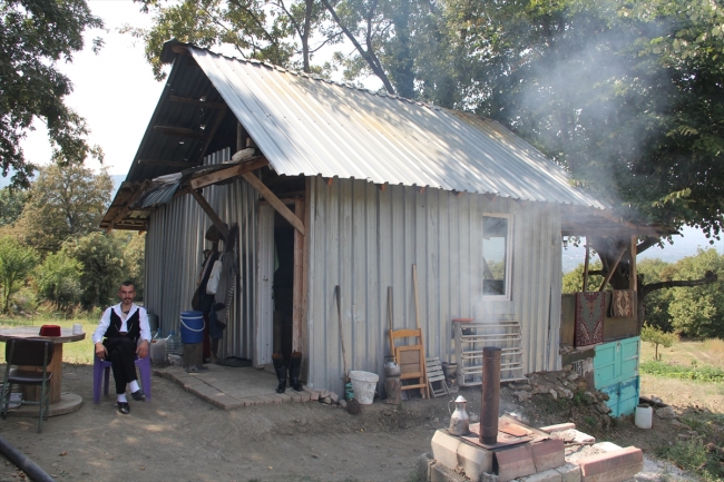 "Nostalji Rıdvan" Osmanlı kültürünü kıyafetleriyle yaşatıyor