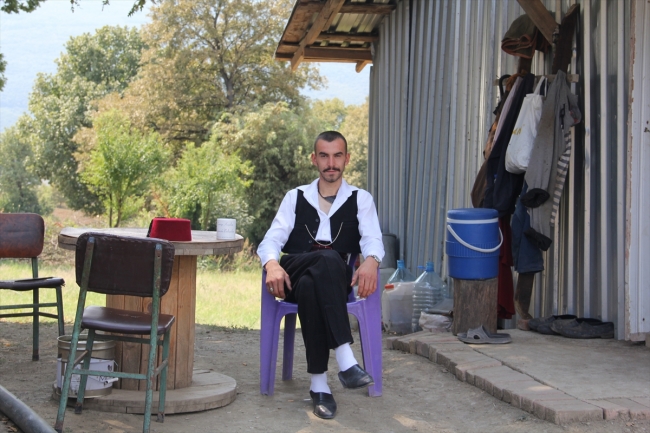 "Nostalji Rıdvan" Osmanlı kültürünü kıyafetleriyle yaşatıyor