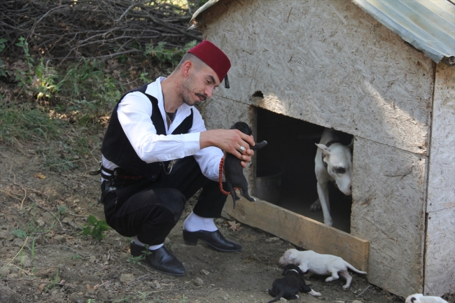 "Nostalji Rıdvan" Osmanlı kültürünü kıyafetleriyle yaşatıyor