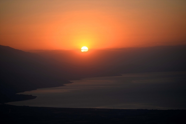 Seyrine doyumsuz manzarasıyla Nemrut Krater Gölü