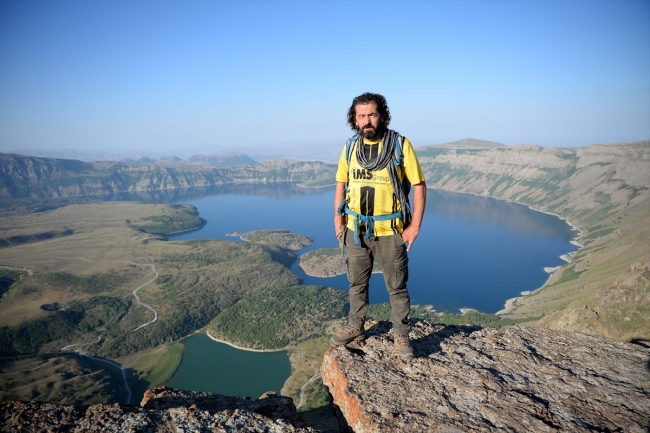 Seyrine doyumsuz manzarasıyla Nemrut Krater Gölü