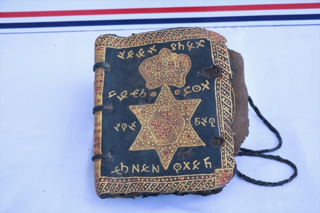 Diyarbakır'da İncil ve İbranice işlemeli ferman ele geçirildi