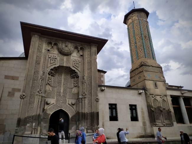 İnce Minareli Medrese estetik mimarisiyle ziyaretçilerini bekliyor