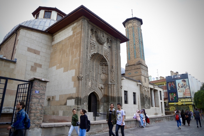 İnce Minareli Medrese estetik mimarisiyle ziyaretçilerini bekliyor
