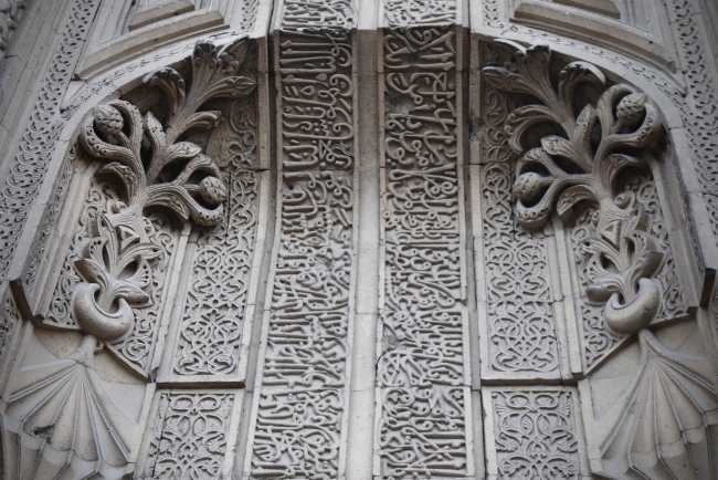 İnce Minareli Medrese estetik mimarisiyle ziyaretçilerini bekliyor