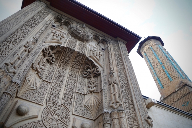 İnce Minareli Medrese estetik mimarisiyle ziyaretçilerini bekliyor