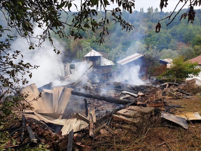 Ordu'da 4 ahşap ev yandı