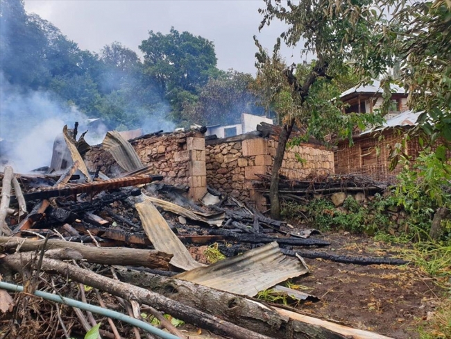 Ordu'da 4 ahşap ev yandı