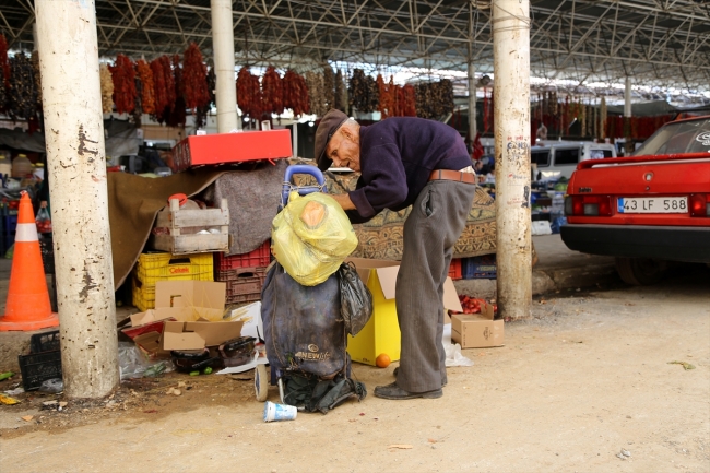 Hayvanları aç kalmasın diye her gün semt pazarına gidiyor