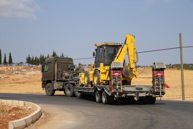 Suriye sınırına iş makinesi ve konteyner sevkiyatı