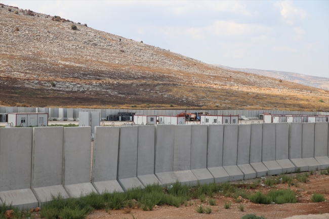 Suriye sınırına iş makinesi ve konteyner sevkiyatı