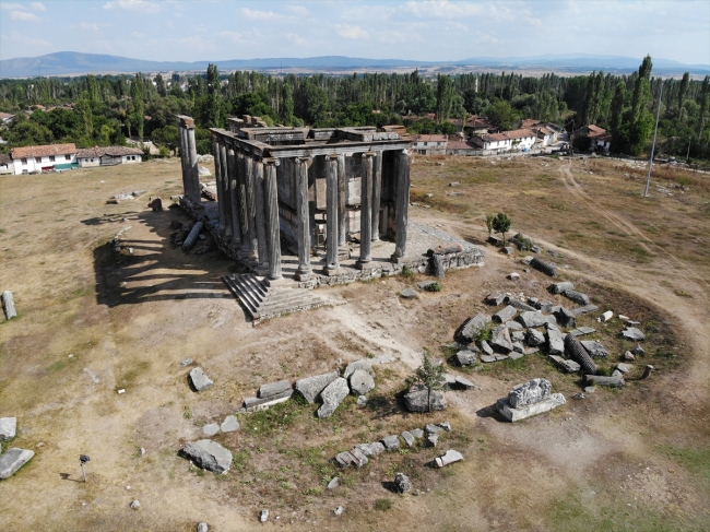 Antik kentteki Roma duvarları gün yüzüne çıkarılıyor