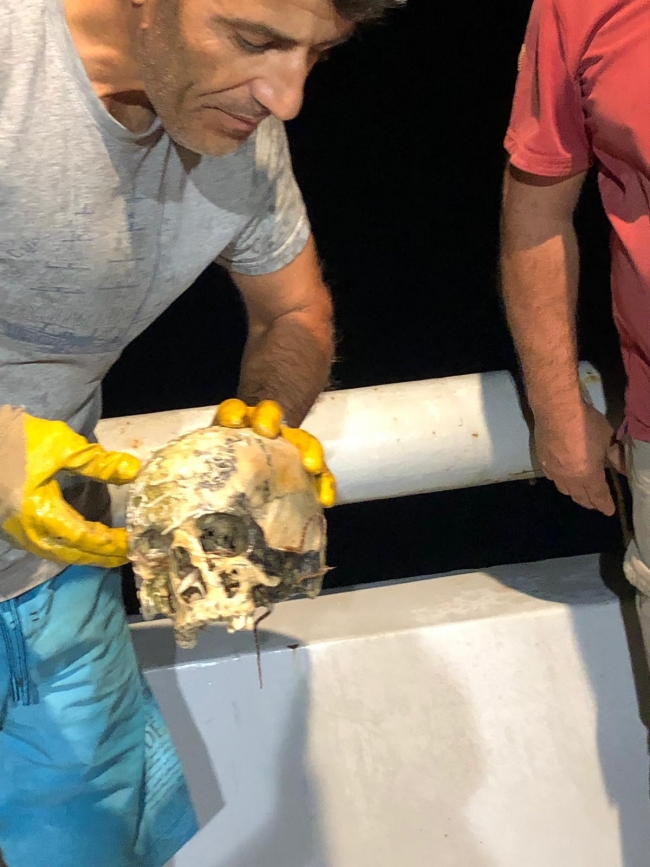 Trol ağına insan kafatası takıldı