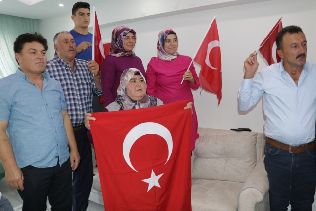 Dünya Güreş Şampiyonası'nda grekoromen stil 130 kiloda altın madalya kazanan milli güreşçi Rıza Kayaalp, Yozgat'ta yaşayan ailesinin sevinç kaynağı oldu.  Fotoğraf: AA