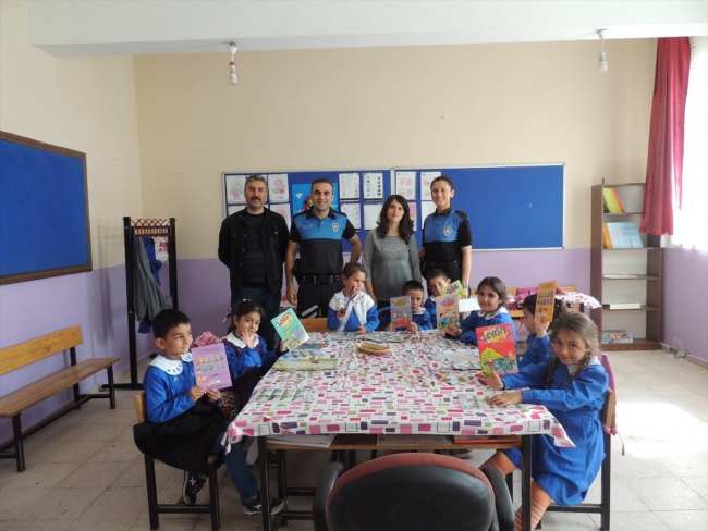 Polisler minik öğrencileri bilgilendirdi