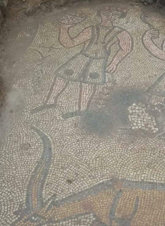 Kaçak kazıda 1500 yıllık mozaik bulundu