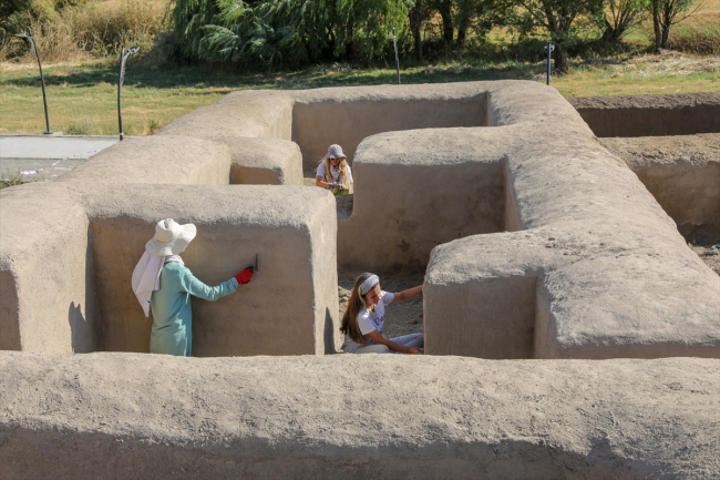 Van'da Urartu soylularının yaşadığı yapılar ayağa kaldırıldı