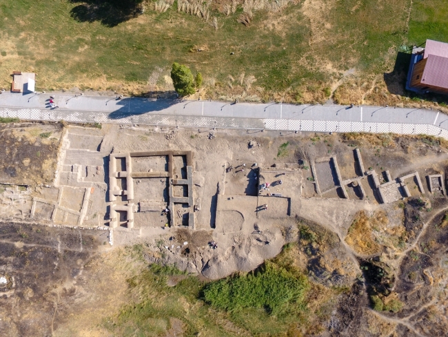 Van'da Urartu soylularının yaşadığı yapılar ayağa kaldırıldı