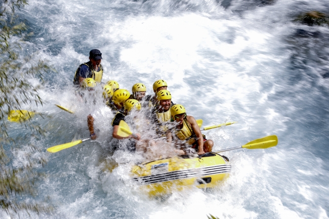 Köprüçay, adrenalin tutkunu turistlere rafting heyecanı yaşatıyor
