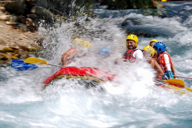 Köprüçay, adrenalin tutkunu turistlere rafting heyecanı yaşatıyor