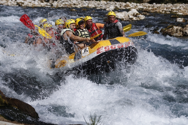 Köprüçay, adrenalin tutkunu turistlere rafting heyecanı yaşatıyor