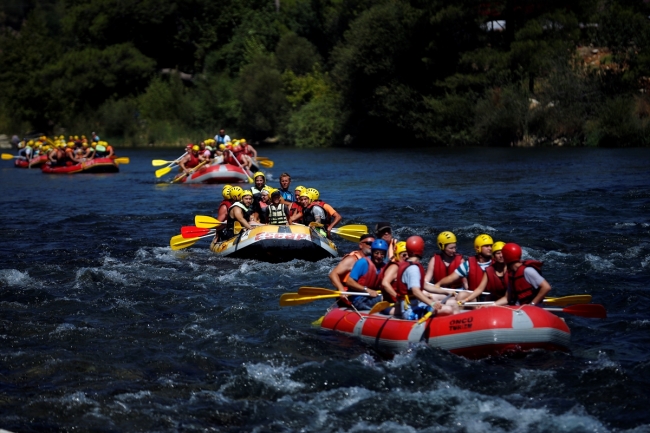 Köprüçay, adrenalin tutkunu turistlere rafting heyecanı yaşatıyor