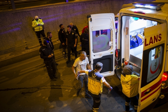 Ankara'da bariyerlere çarpan kamyonet alt geçide düştü