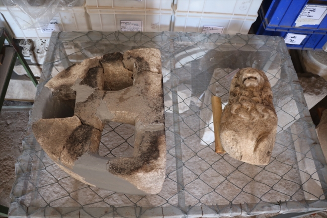 Assos'ta 2 bin 200 yıllık aslan heykeli bulundu
