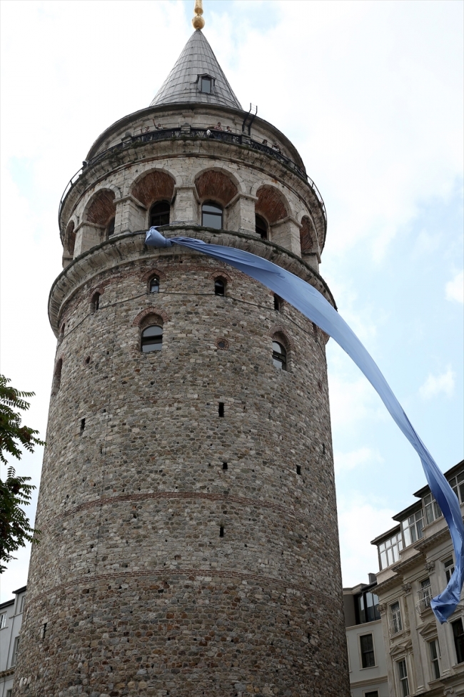 Galata Kulesi'ne mavi kravat