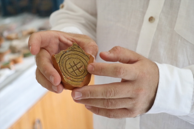 Fotoğraf: AA / Bizans seramiği üzerindeki hashtag motifi.