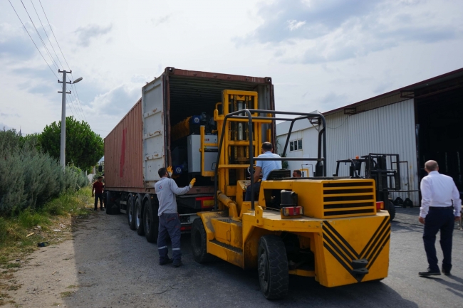 Balıkesir'in Burhaniye ilçesinde 21 yıl önce çit teli üretmeye başlayan girişimci, tel örme makinesiyle dünya pazarlarına açıldı. Fotoğraf: AA