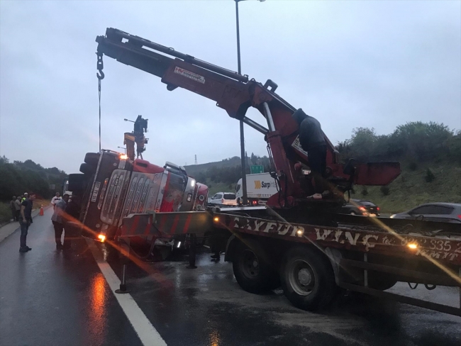 Anadolu Otoyolu'nda tır devrildi