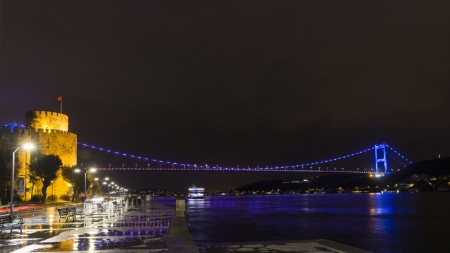 İstanbul'daki köprüler, baş ve boyun kanserine dikkati çekmek için renklendirildi