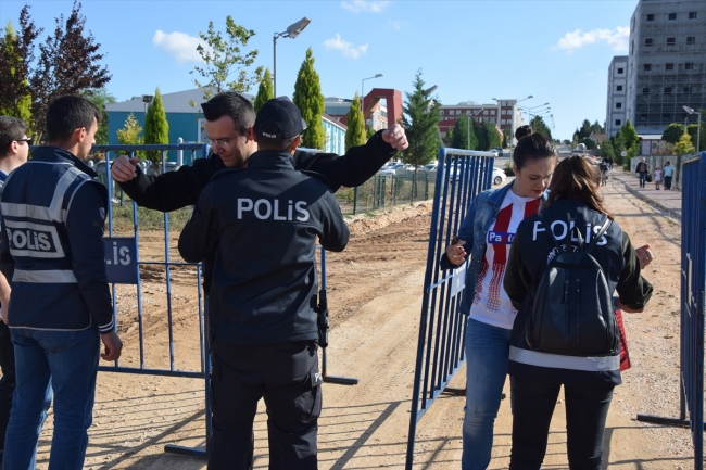 Amatör maçta yanında kadın bulunmayan erkekler stada giremedi