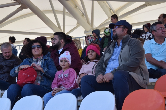 Amatör maçta yanında kadın bulunmayan erkekler stada giremedi