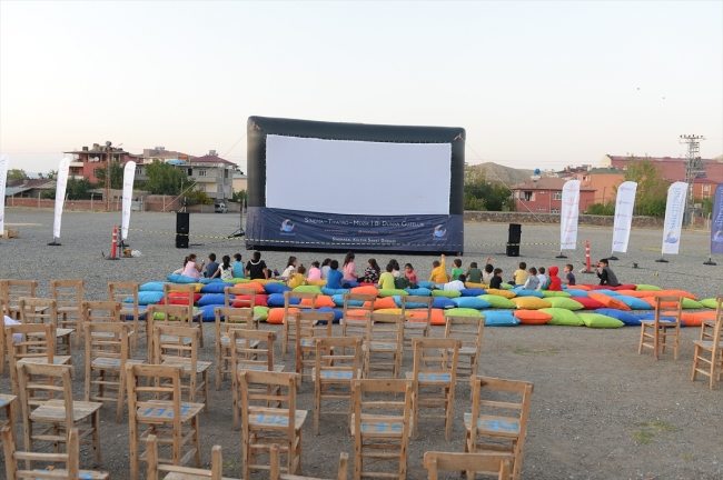 Iğdır Tuzluca'da köy çocukları ilk kez açık havada sinema izledi