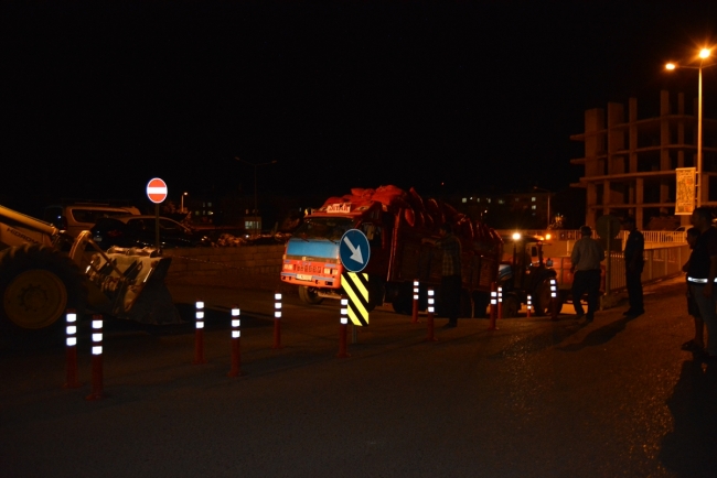 Yokuşta arızalanan kamyoneti traktör durdurdu