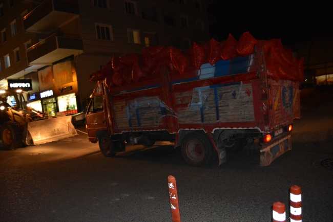 Yokuşta arızalanan kamyoneti traktör durdurdu