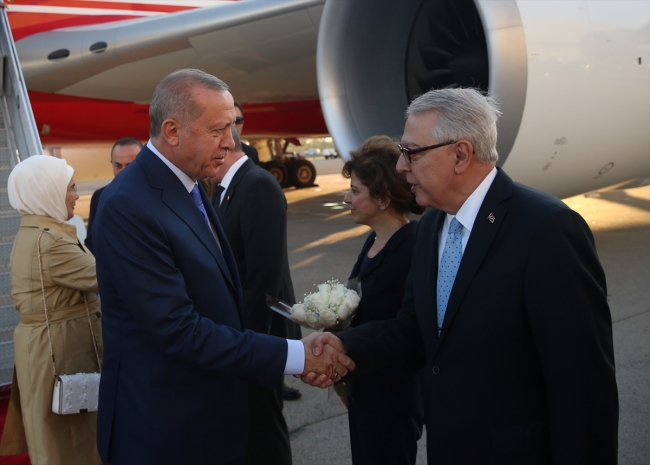 Cumhurbaşkanı Erdoğan'ı, JFK Havalimanında Türkiye'nin Washington Büyükelçisi Serdar Kılıç ve diğer yetkililer karşıladı. Fotoğraf: AA