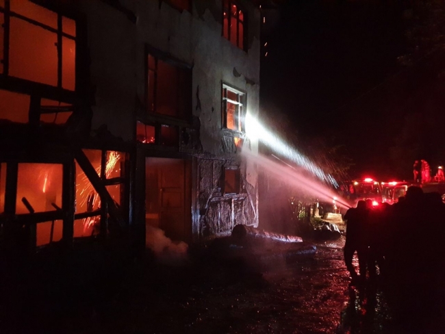 Yangın itfaiye ekiplerince yaklaşık 1, 5 saat süren çalışma neticesinde söndürüldü. Fotoğraf: AA
