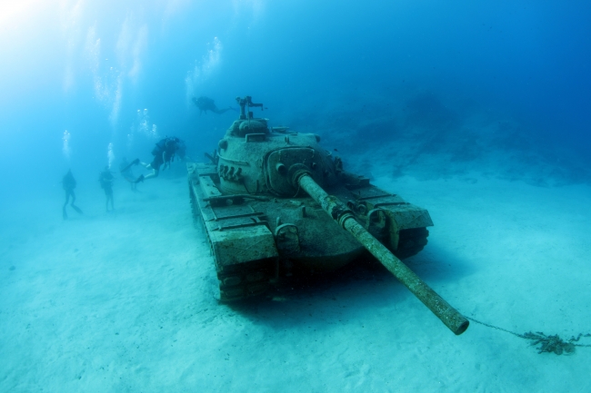 Akdeniz'in derinliklerindeki tank ilgi görüyor