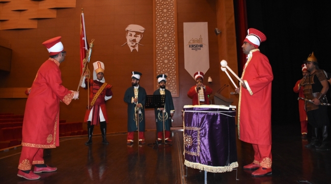 Neşet Ertaş türkülerine mehter yorumu